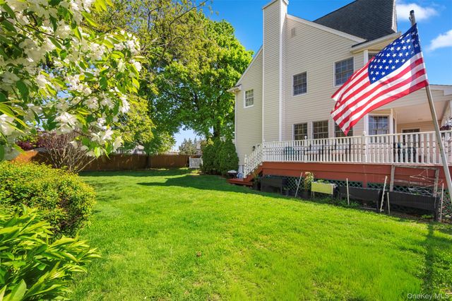 25 Bolton Street, Lindenhurst, NY 11757