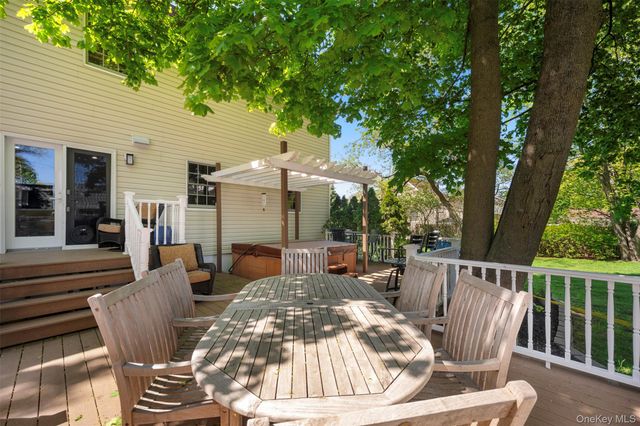 25 Bolton Street, Lindenhurst, NY 11757