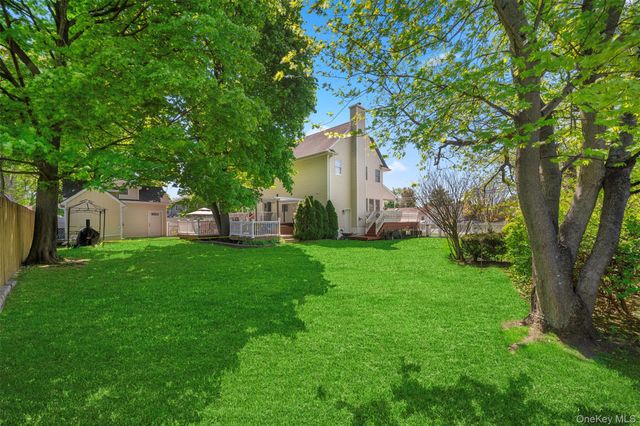 25 Bolton Street, Lindenhurst, NY 11757