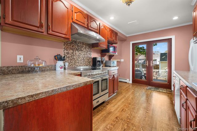 25 Bolton Street, Lindenhurst, NY 11757