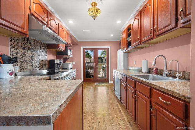 25 Bolton Street, Lindenhurst, NY 11757