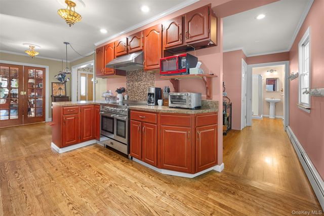 25 Bolton Street, Lindenhurst, NY 11757