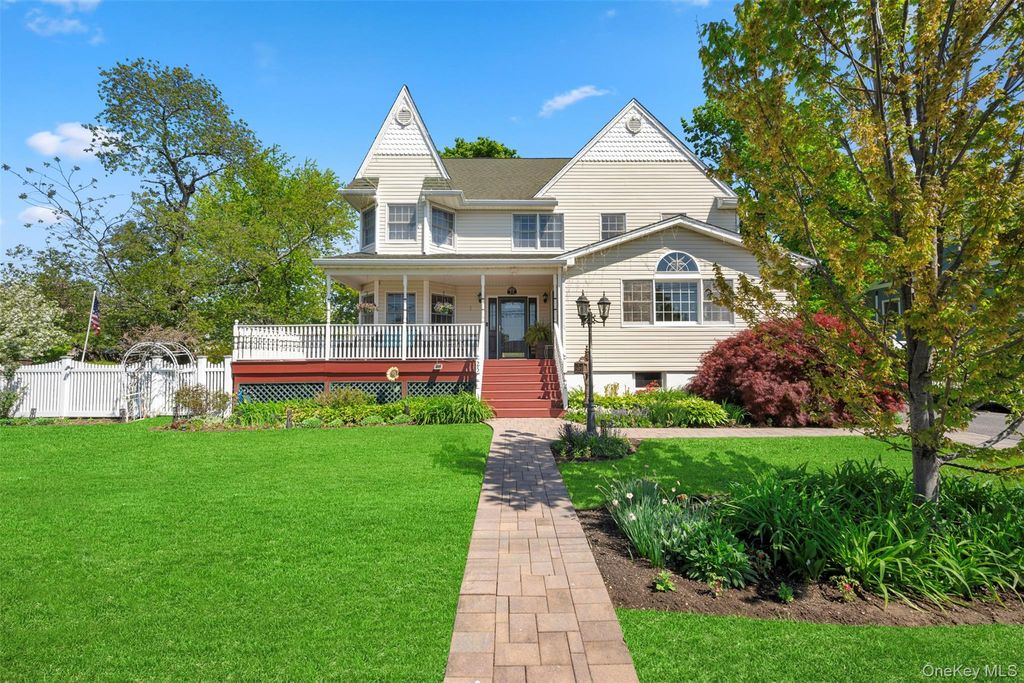 25 Bolton Street, Lindenhurst, NY 11757