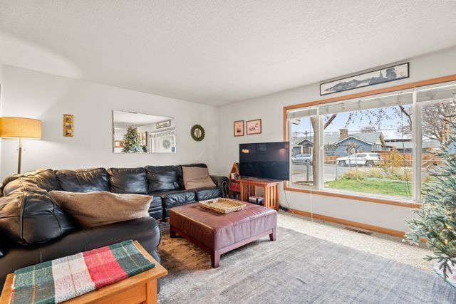 533 NW 7th Street, Redmond, OR 97756