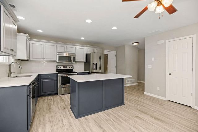 2210 E Sycamore Street, Tonganoxie, KS 66086