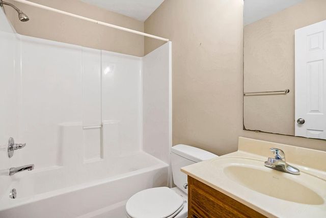 2210 E Sycamore Street, Tonganoxie, KS 66086