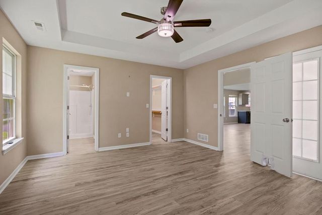 2210 E Sycamore Street, Tonganoxie, KS 66086