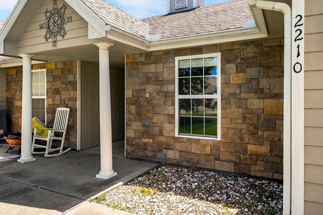 2210 E Sycamore Street, Tonganoxie, KS 66086