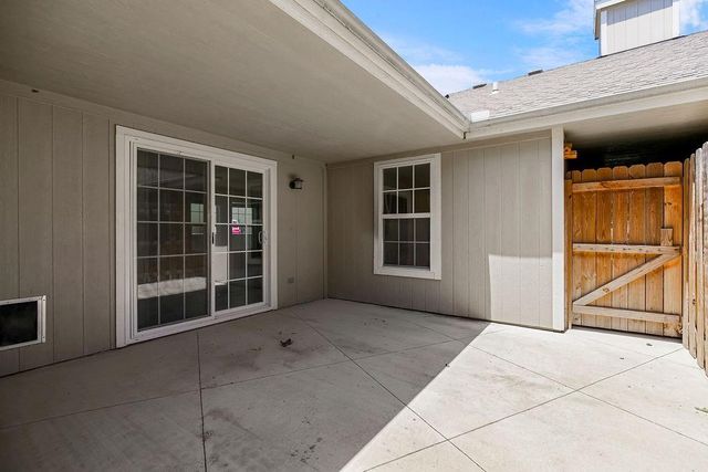 2210 E Sycamore Street, Tonganoxie, KS 66086