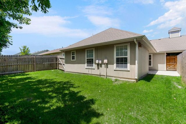 2210 E Sycamore Street, Tonganoxie, KS 66086