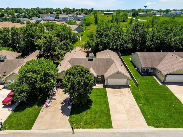 2210 E Sycamore Street, Tonganoxie, KS 66086