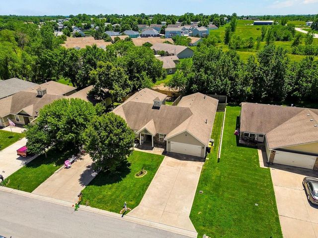 2210 E Sycamore Street, Tonganoxie, KS 66086