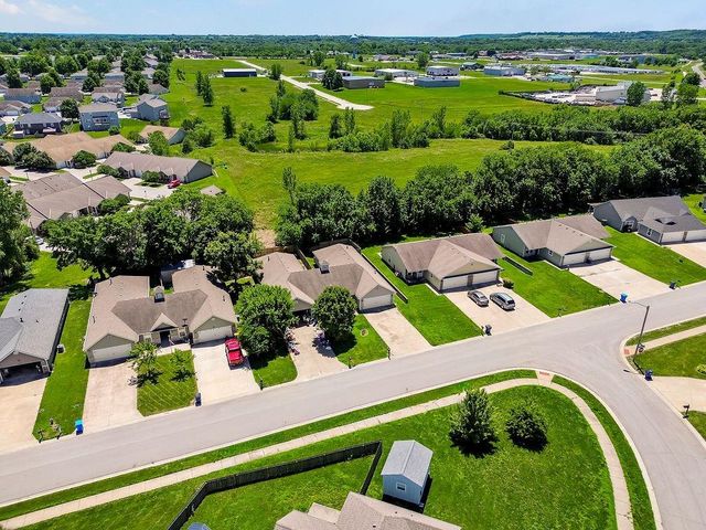 2210 E Sycamore Street, Tonganoxie, KS 66086