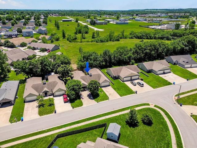 2210 E Sycamore Street, Tonganoxie, KS 66086