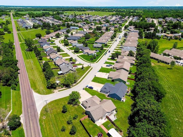 2210 E Sycamore Street, Tonganoxie, KS 66086