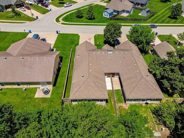 2210 E Sycamore Street, Tonganoxie, KS 66086