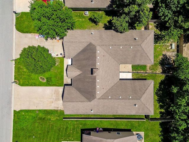 2210 E Sycamore Street, Tonganoxie, KS 66086