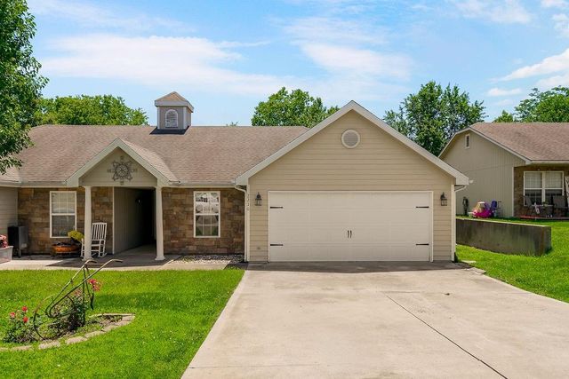 2210 E Sycamore Street, Tonganoxie, KS 66086
