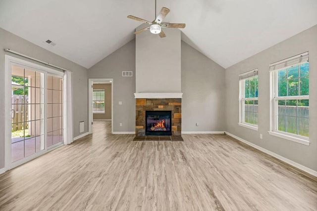 2210 E Sycamore Street, Tonganoxie, KS 66086