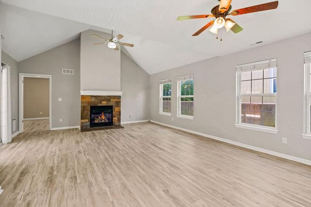 2210 E Sycamore Street, Tonganoxie, KS 66086