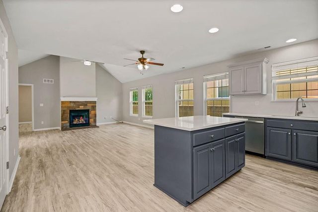 2210 E Sycamore Street, Tonganoxie, KS 66086
