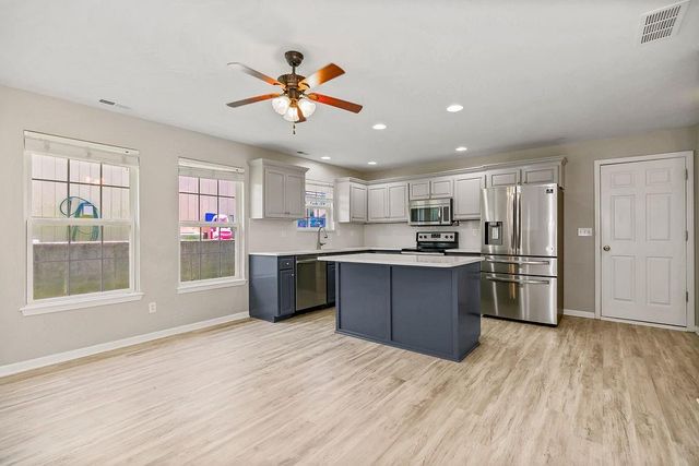 2210 E Sycamore Street, Tonganoxie, KS 66086