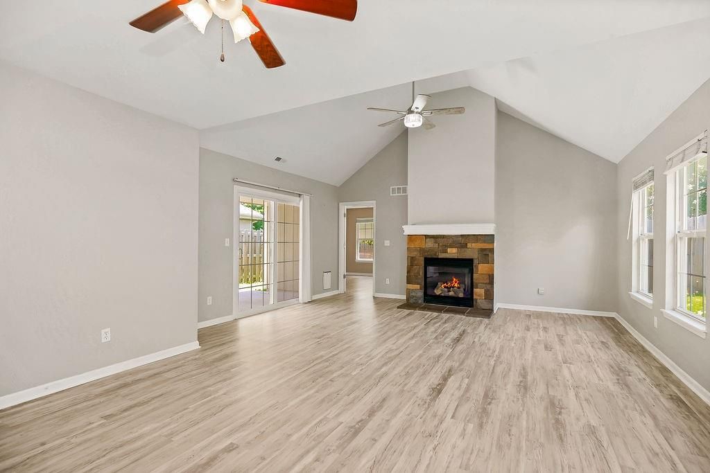 2210 E Sycamore Street, Tonganoxie, KS 66086