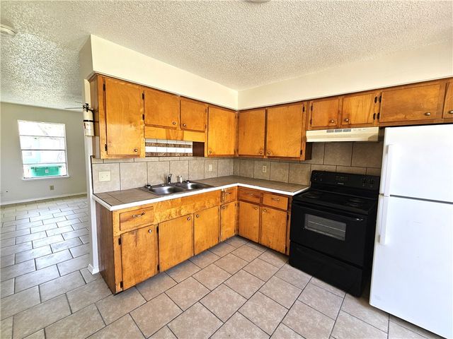 160 N 13th St, Aransas Pass, TX 78336