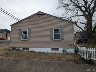 18 W Garfield Street, Belleville, IL 62220
