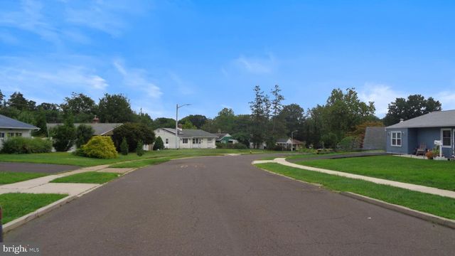 32 VALLEY, Levittown, PA 19057