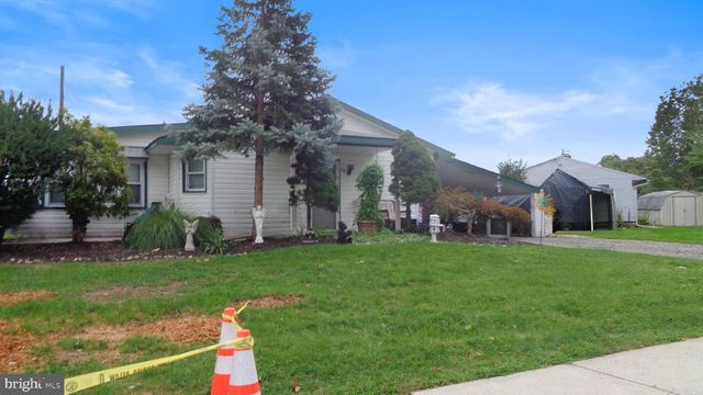 32 VALLEY, Levittown, PA 19057