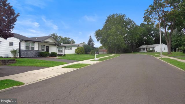 32 VALLEY, Levittown, PA 19057