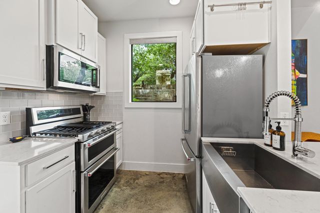 2004 E 10th ST 2, Austin, TX 78702