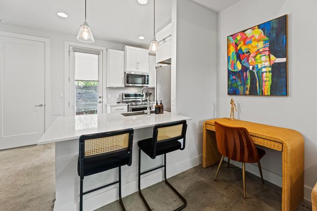 2004 E 10th ST 2, Austin, TX 78702