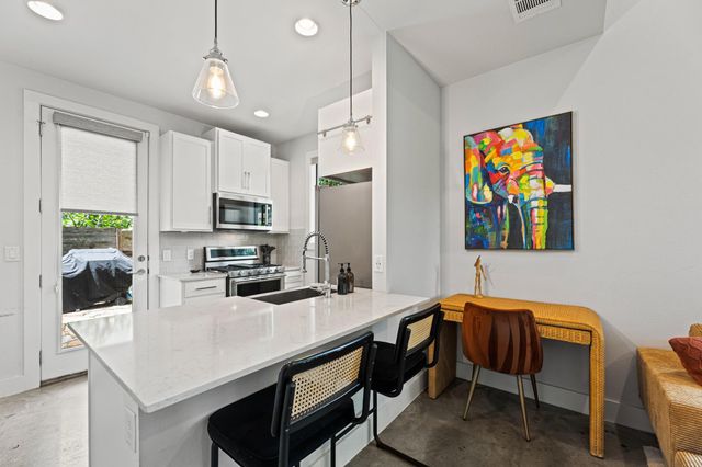 2004 E 10th ST 2, Austin, TX 78702