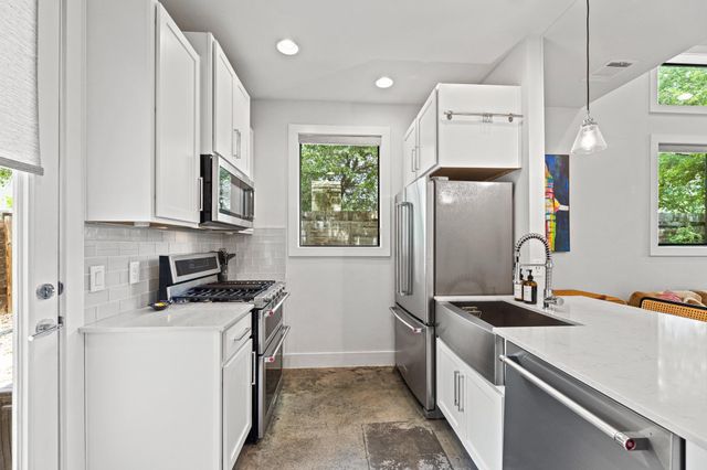 2004 E 10th ST 2, Austin, TX 78702
