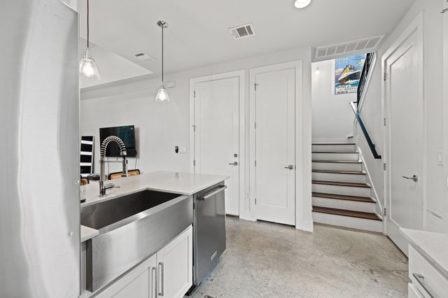 2004 E 10th ST 2, Austin, TX 78702
