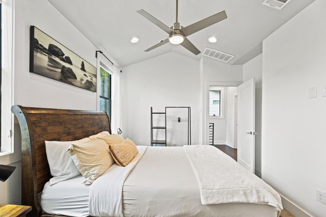 2004 E 10th ST 2, Austin, TX 78702