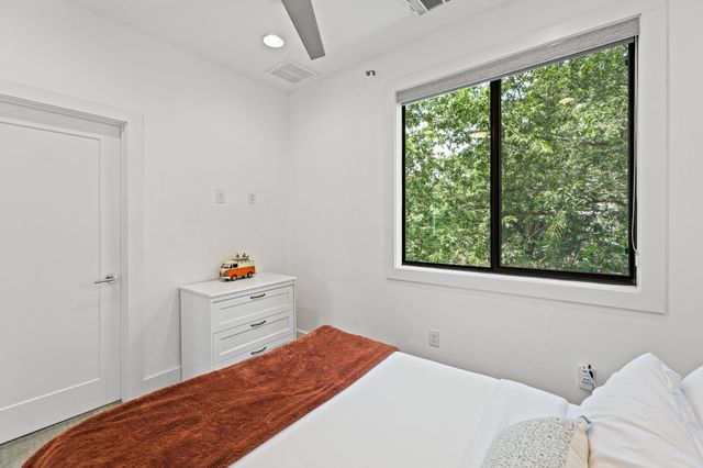 2004 E 10th ST 2, Austin, TX 78702
