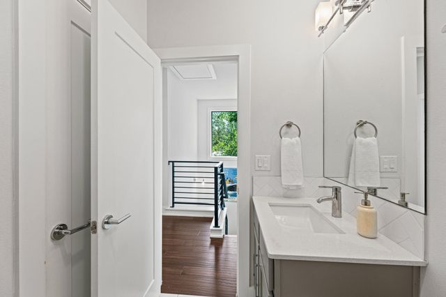 2004 E 10th ST 2, Austin, TX 78702