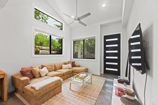 2004 E 10th ST 2, Austin, TX 78702