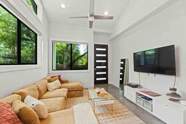 2004 E 10th ST 2, Austin, TX 78702