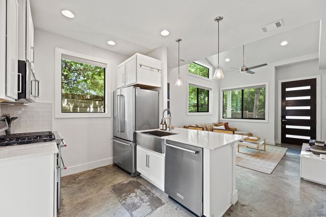 2004 E 10th ST 2, Austin, TX 78702