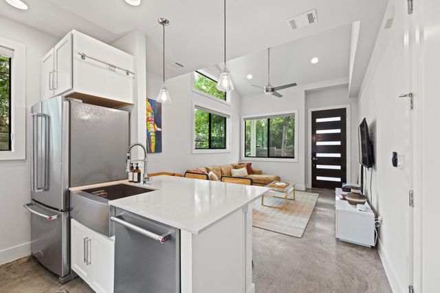 2004 E 10th ST 2, Austin, TX 78702
