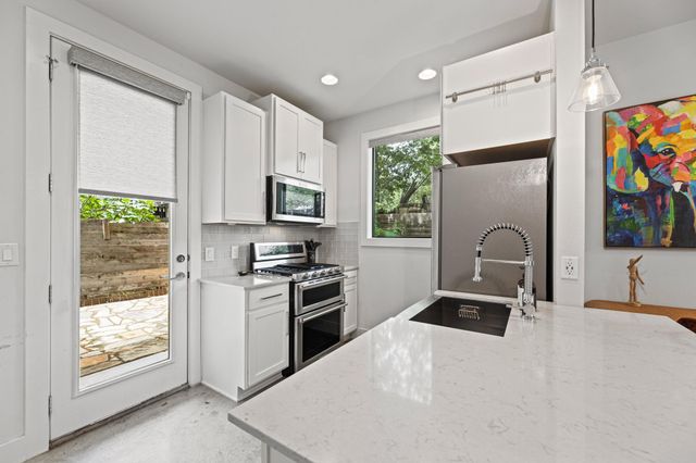 2004 E 10th ST 2, Austin, TX 78702
