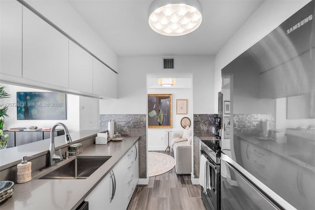 1200 Brickell Bay Drive 2501, Miami, FL 33131