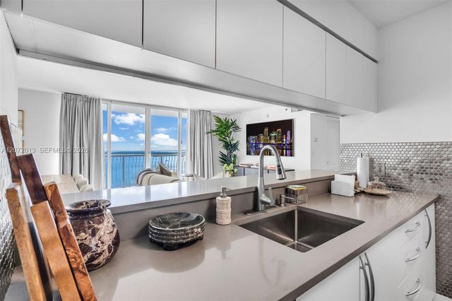1200 Brickell Bay Drive 2501, Miami, FL 33131