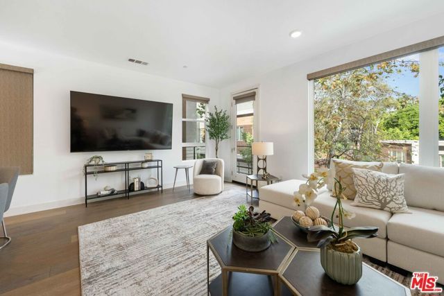 6738 W Gill Way, Los Angeles, CA 90068