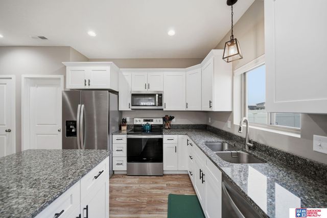 5018 W Hillsboro Drive, Lincoln, NE 68528