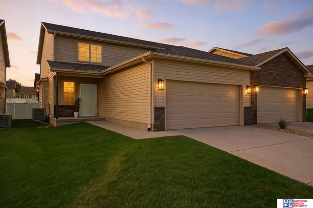 5018 W Hillsboro Drive, Lincoln, NE 68528